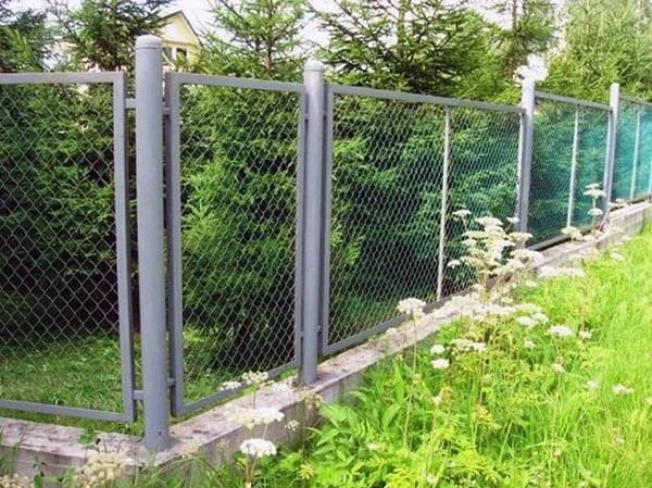 Забор секционный из сетки серого цвета для дачи